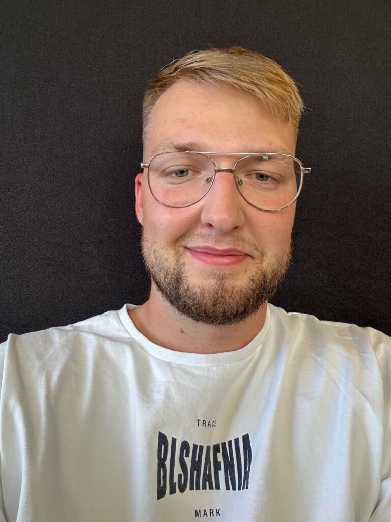 375025653_1731342727326086_4929989824726250242_n-3-768x1024 Om OL Udlejning